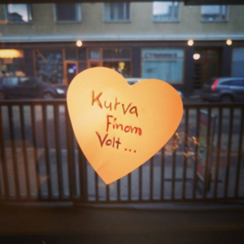 Egy ismeretlen magyar elégedett üzenete egy helsinki taco bár ablakán